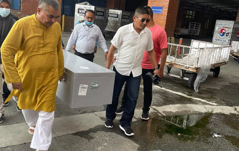 निजी खर्चमा गल्फमा भएका नेपालीका शब नेपाल ल्याउदै दुर्गा प्रसाई