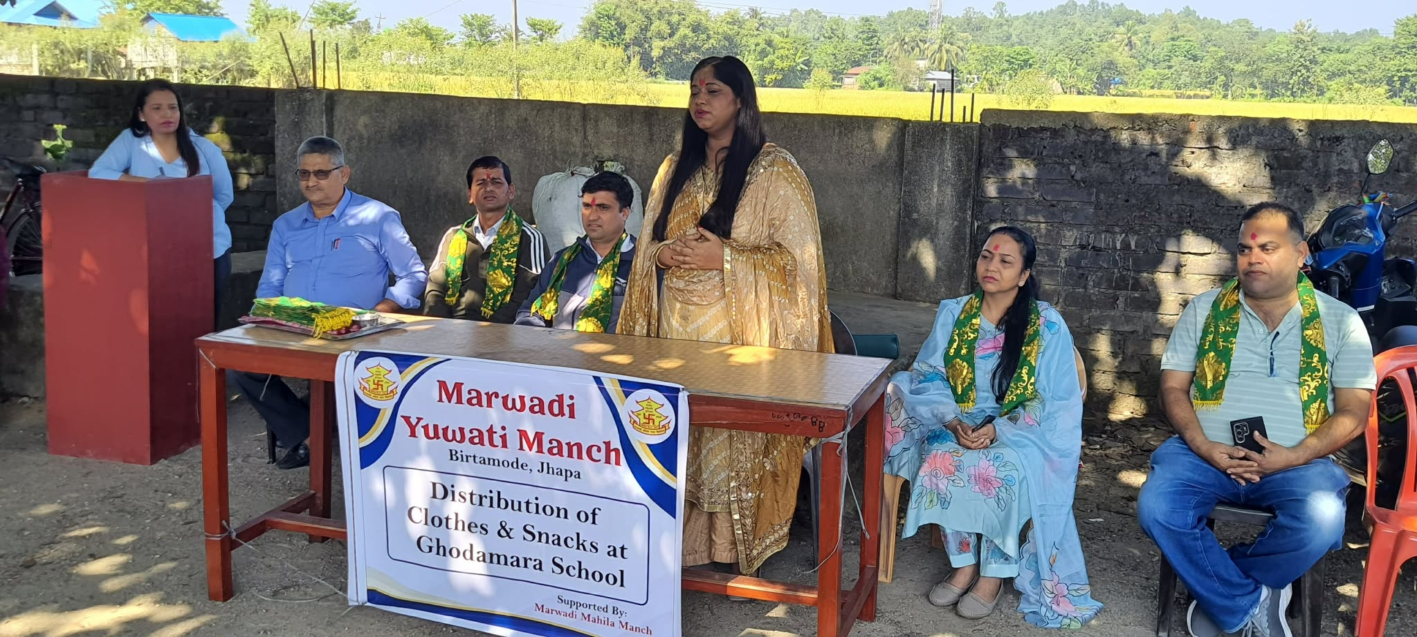 मारवाड़ी युवती मञ्चद्वारा  घोडामारा आधारभूत विद्यालय अध्ययनरत विद्यार्थीहरूलाई ड्रेस तथा खाजा वितरण