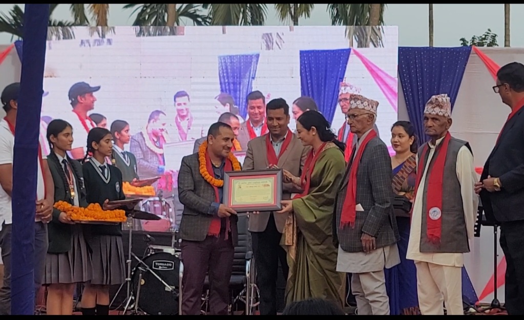 एभरेष्ट स्मार्ट एजुकेसन एकाडेमी को ९ औँ बार्षिक उत्सव मा  पत्रकारदेखि टिचर सम्म सम्मानित